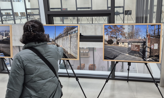 4일 대구도서관을 한 시민이 건물 4층에서 운영 중인 기획전시 대구 기록의 100년을 감상하고 있다. 조윤화 기자