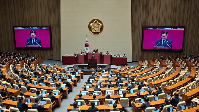 이재명 대통령이 4일 오전 국회 본회의장에서 시정연설을 하고 있다. 국민의힘 의원들의 불참으로 한쪽 자리가 텅 비어 있는 모습. 장태훈 기자 hun2@yeongnam.co.kr