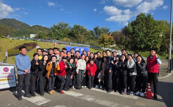 박근혜 전 대통령이 유영하 의원과 국민의힘 달서갑 당원협의회 당원들을 만나 기념촬영을 하고 있다.<유 의원 페이스북 캡처>