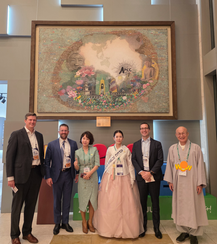 배현희 작가(왼쪽 세번째)와 지거스님(맨 오른쪽)이 2025 경주 APEC 기념도의 홍보를 맡은 정선희 큐레이터(오른쪽 세번째) 및 APEC에 참가한 외국 내빈들과 기념촬영을 하고 있다. <지거스님 제공>