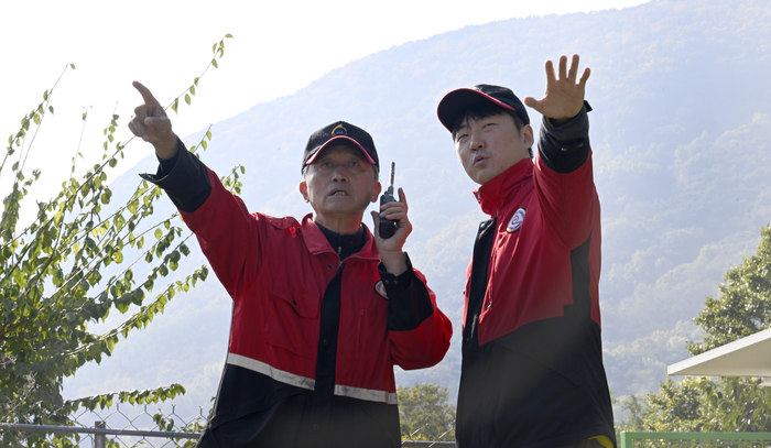5일 오전 대구 동구 공산동 팔공산 대왕재 산불 감시초소에서 영남일보 기자가 산불 감시원의 설명을 듣고 있다.
이윤호기자 yoonhohi@yeongnam.com