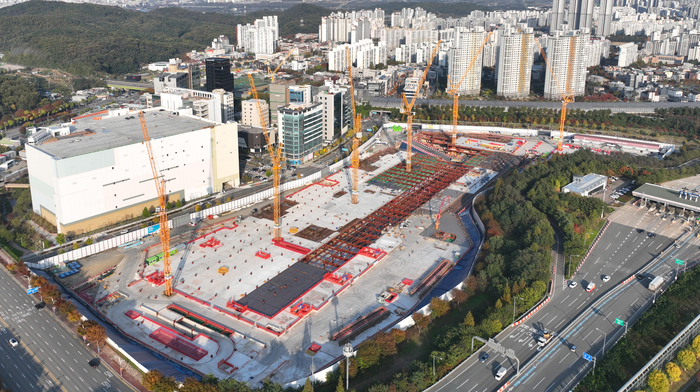 대구 수성구 롯데쇼핑 타임빌라스 수성 개점이 또 미뤄질 것으로 보인다. 당초 내년 6월 준공을 목표로 했지만, 5일 현재 공정률은 20%에도 미치지 못하고 있다. 이윤호기자 yoonhohi@yeongnam.com