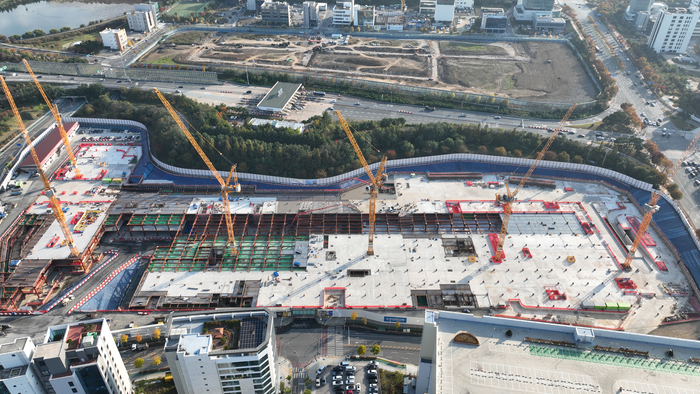 대구 수성구 롯데쇼핑 타임빌라스 수성 개점이 또 미뤄질 것으로 보인다. 당초 내년 6월 준공을 목표로 했지만, 5일 현재 공정률은 20%에도 미치지 못하고 있다. 이윤호기자 yoonhohi@yeongnam.com