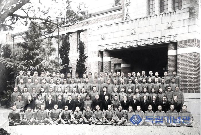 이상호 선생(앞줄 왼쪽에서 여섯번째)의 대구상업학교 졸업 사진. 출처: 독립기념관 한국독립운동사연구소