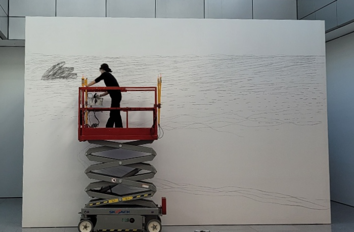 허윤희 작가가 지난 4일 오후 대구미술관 선큰가든에서 목탄화 퍼포먼스를 선보이고 있다. 허 작가는 그동안 캔버스 위에 목탄으로 힘껏 긋고, 또다시 지워버리기를 반복하는 작업방식을 이어왔다. <임훈기자 hoony@yeongnam.com>