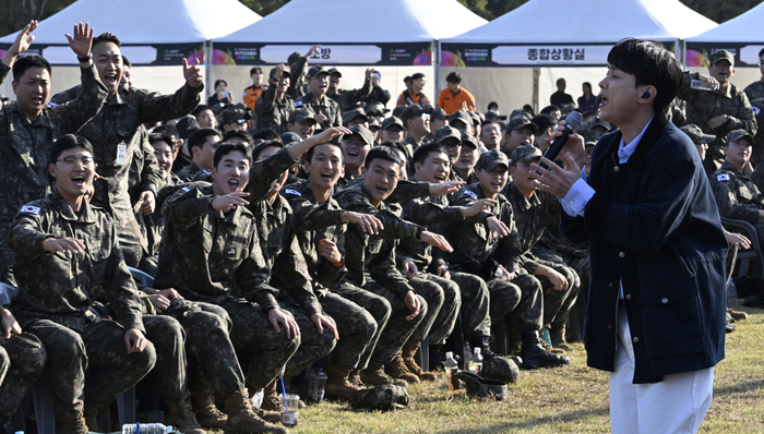5일 오후 대구 제2작전사령부 연병장에서 열린 제77주년 국군의 날 위문공연 제2작전사령부 파워풀 콘서트에서 가수 민경훈이 멋진 무대를 선보이고 있다. 이윤호 기자 yoonhohi@yeongnam.com