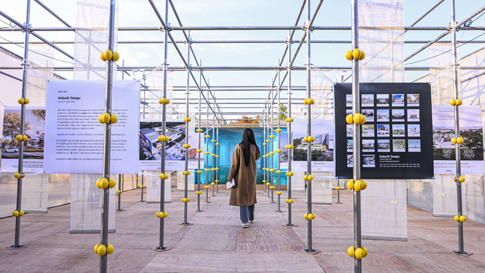 5일 대구 수성못 상화동산에서 열린 2025 대구건축비엔날레 특별기획전 Unbuilt Daegu(언빌트 대구) 전시관에서 한 관람객이 구조물 사이를 걸으며 전시물을 살펴보고 있다. 대구시는 13일까지 이어지는 이번 행사를 통해 건축·예술·기술이 결합된 창의적 도시 비전을 제시하고 있다.
이현덕기자 lhd@yeongnam.com 