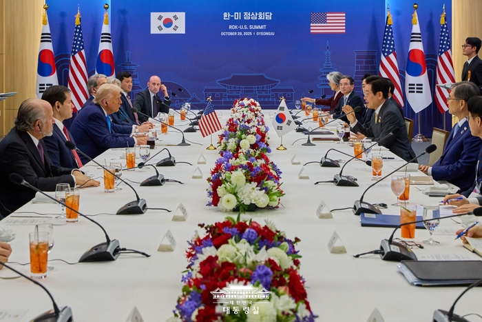 국립경주박물관에서 열린 한미 정상회담 모습. 양국 정상단이 신라 왕경의 전통미가 어우러진 회담장에서 마주 앉아 대화를 나누고 있다. 대통령실 제공