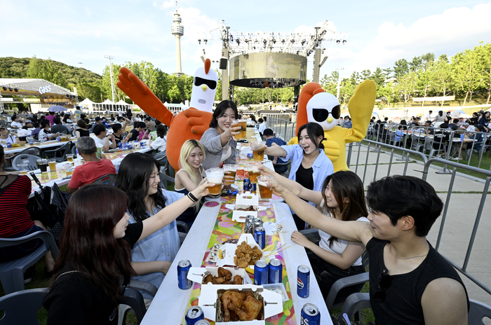 대구치맥페스티벌 관람객이 4년 연속 100만명을 돌파했다. 사진은 올해 치맥페스티벌을 찾은 시민들이 치킨과 맥주를 즐기고 있는 모습. <영남일보DB>