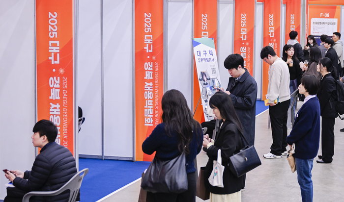 5일 대구 엑스코에서 고용노동부와 대구시, 경상북도, 중소벤처기업부가 공동으로 개최한 2025 대구·경북 채용박람회에서 구직자들이 기업 부스를 찾아 상담을 받고 있다. 이번 박람회에는 330개 기업이 참여해 900여 명을 채용할 예정이다.
이현덕기자 lhd@yeongnam.com 