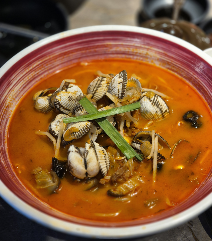 경주시 동천동에 위치한 신꼬막짬뽕의 대표 메뉴인 벌교 꼬막 짬뽕. 정지윤기자 yooni@yeongnam.com