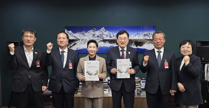 주낙영 경주시장이 4일 국회를 방문해 국회 예결위 김재원 의원을 만나 주요 현안사업의 국비 지원을 요청하고 있다. 왼쪽부터 경주시 고영달 경제산업국장, 임동주 문화관광국장, 김재원 의원(조국혁신당 비례대표), 주낙영 경주시장, 최원학 도시개발국장, 유용숙 복지지원과장. 경주시 제공