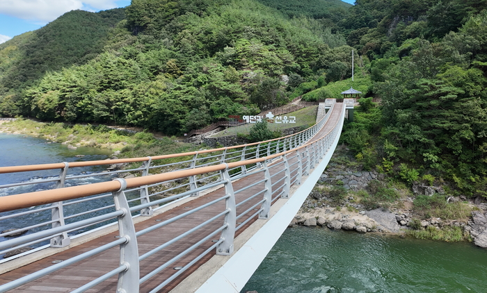 선유교 위에서 바라본 예던길 방향의 모습. 강 위를 가로지르는 다리가 봉화의 자연 풍경과 어우러져 한 폭의 수묵화를 이루고 있다. <봉화군 제공>