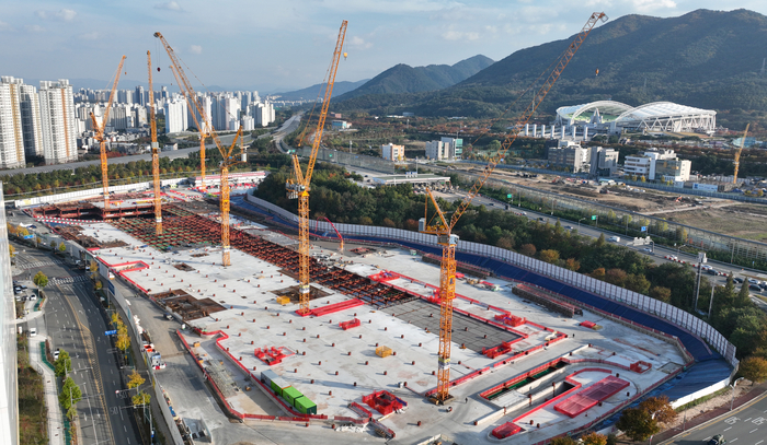 대구 수성구 롯데쇼핑 타임빌라스 수성 개점이 또 미뤄질 것으로 보인다. 당초 내년 6월 준공을 목표로 했지만, 5일 현재 공정률은 20%에도 미치지 못하고 있다. 이윤호기자 yoonhohi@yeongnam.com