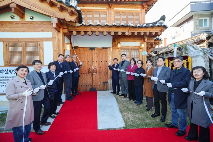 어르신들에게 새로운 일자리를 제공하기 위해 문을 연 마실방앗간 이 본격적인 운영에 들어갔다. 지난 3일 열린 개소식에서 참석자들이 기념촬영을 하고 있다.<대구중구시니어클럽 제공>