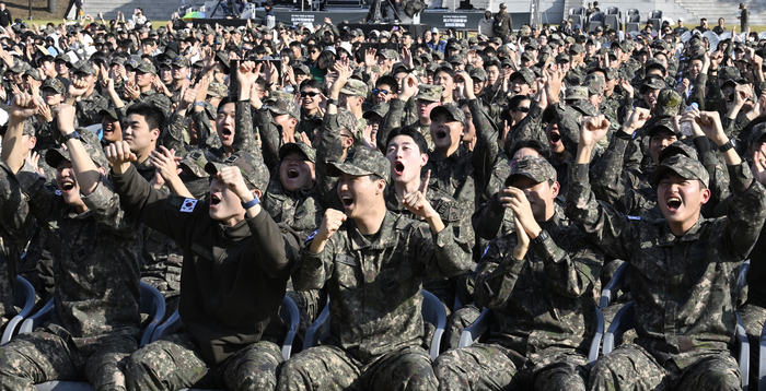 5일 오후 대구 제2작전사령부 연병장에서 열린 제77주년 국군의 날 위문공연 제2작전사령부 파워풀 콘서트에서 가수 민경훈이 멋진 무대를 선보이고 있다. 이윤호 기자 yoonhohi@yeongnam.com