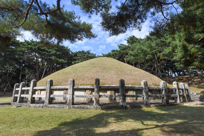 원성왕의 무덤인 괘릉. 왕릉이 만들어지기 전에 원래는 작은 연못이 있었는데, 연못의 모습을 바꾸지 않고 왕의 시신을 수면 위에 걸어 장례했다는 속설에 따라 괘릉(掛陵)이라는 이름이 붙여졌다.