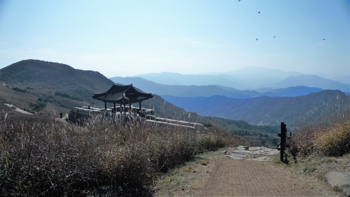 황매산성이 먼 지리산을 바라보고 있다. 드라마 지리산 촬영을 위해 세웠다는 이야기가 있으며 은하수 보기 좋은 곳으로 이름나 있다.