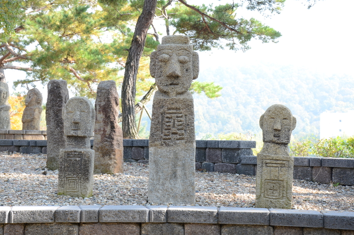 이건희 컬렉션 석인상 중 유일하게 세 점이 한 세트로 묶인 문인석(건희 5198번)이 국립대구박물관 모두의 정원 중 월담길에 자리해 있다. 이 석인상들은 불교의 삼존불(부처님과 양쪽 보살)처럼 배치돼 독특함을 자랑한다. <임훈기자 hoony@yeongnam.com>