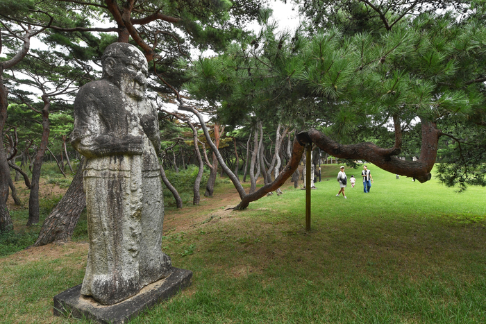 흥덕왕릉 입구에 서 있는 무인석. 아랍인들의 두건인 터번을 한 모양새나 복장, 이목구비까지 서역인의 모습을 하고 있다.