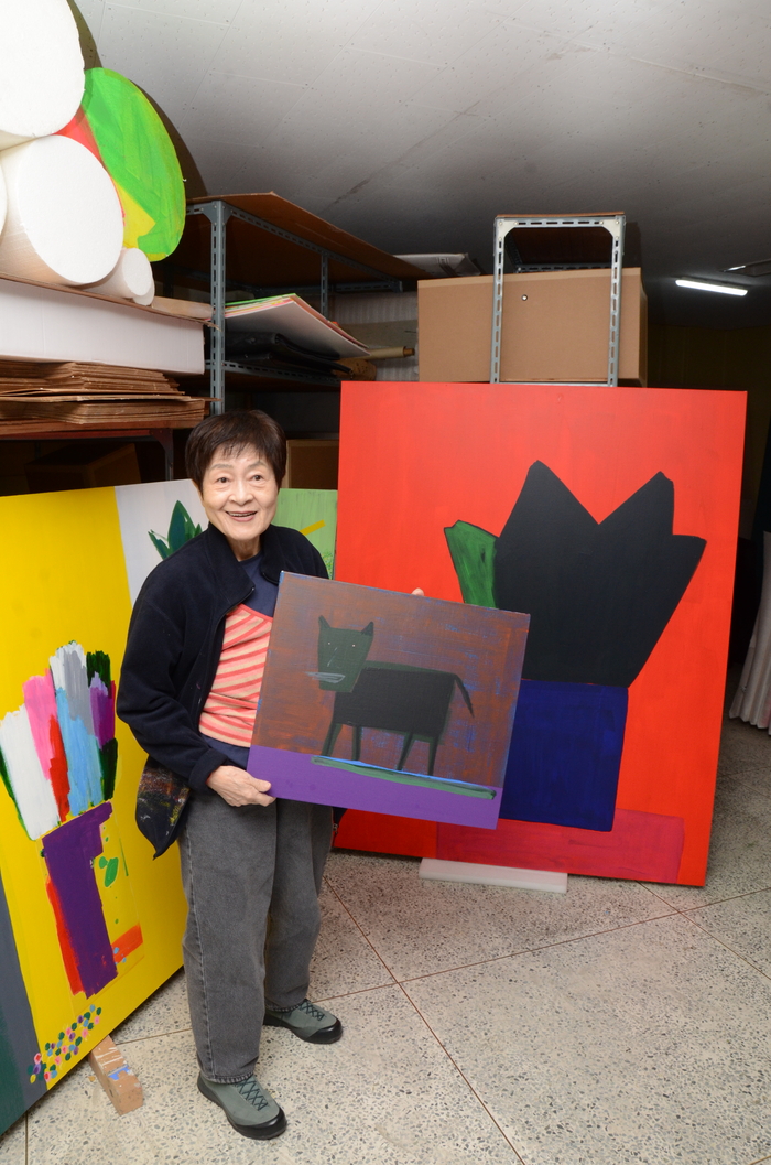 제26회 이인성미술상을 수상한 이명미 작가가 대구 수성구의 작업실에서 자신의 작품을 들어보이고 있다. <임훈기자 hoony@yeongnam.com>