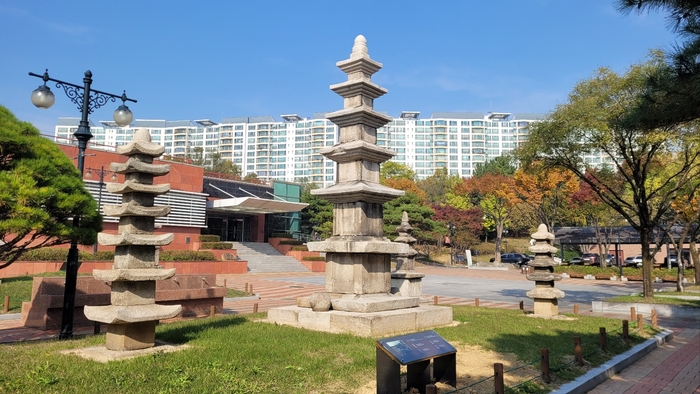 국립대구박물관 동편 야외전시장에 이건희 컬렉션 석탑 4기가 자리해 있다.<임훈기자 hoony@yeongnam.com>