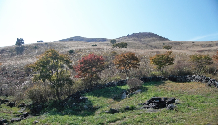 합천의 첫물, 무학샘. 무학대사가 무학굴에서 수행하던 때 이 샘물을 이용했다고 전해진다. 옛 화전민과 목장 농가의 식수로도 활용되었다.