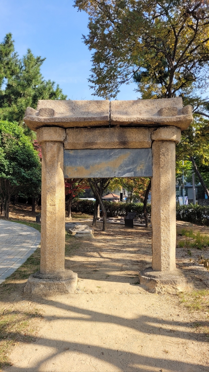 모두의 정원 중 해담길에는 조선시대의 것으로 추정되는 이종형 정려문이 자리해 있다. <임훈기자 hoony@yeongnam.com>