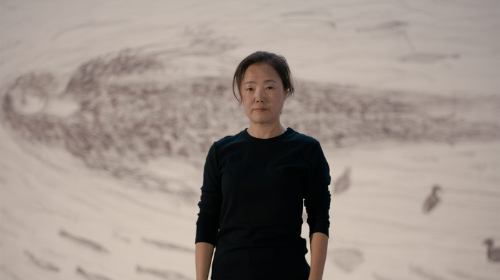 지난 4일 대구미술관에서 드로잉 퍼포먼스 마친 허윤희 작가가 자신의 작품 앞에서 포즈를 취하고 있다. <대구미술관 제공>