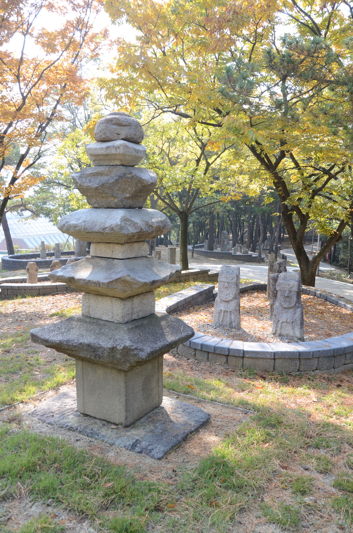 모두의 정원 월담길에는 서로 다른 두세 개의 탑을 섞어 만든 것으로 추정되는 오층석탑이 자리해 있다. 일부 석인상들은 이 오층석탑을 예경하듯 바라보는 방향으로 도열해 있어 흥미롭다.<임훈기자 hoony@yeongnam.com>