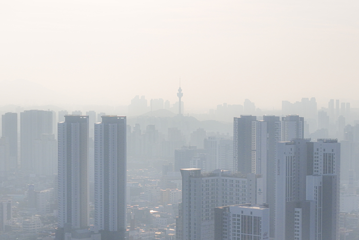 6일 대구 도심 하늘이 미세먼지로 뿌옇게 흐려져 있다. 대기가 정체된 가운데 국외 오염물질이 유입되면서 오전 내내 초미세먼지 농도가 나쁨 수준을 기록했다. 대구지방기상청은 주말까지 구름 많은 날씨가 이어질 것으로 예보했다.
이현덕기자 lhd@yeongnam.com