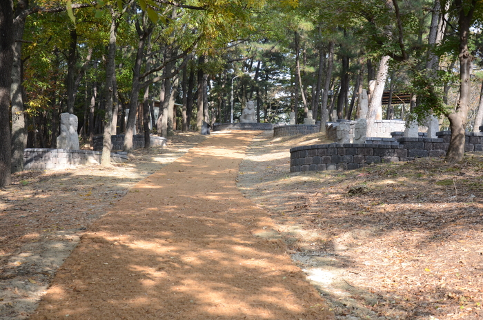 국립대구박물관 옥외전시장에 조성된 모두의 정원 중 별담길 구간. 길 맨 위쪽에 자리한 석조여래좌상의 모습이 숲 아래 석조물들과 어우러져 신비로운 분위기를 자아낸다. <임훈기자 hoony@yeongnam.com>