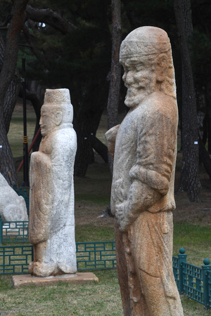 보물로 지정된 원성왕릉의 무인상과 문인상. 왕릉 무인상에 아랍인의 얼굴을 조각할 정도로 신라인들은 서역인과 활발한 국제교류를 한 것으로 보인다.