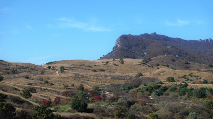 황매산은 높이 1천113m의 고봉이다. 정상으로부터 남쪽으로 이어진 능선 아래 해발 800-900m에는 광활한 고위평탄면이 펼쳐져 있는데 이를 황매평전이라 부른다.
