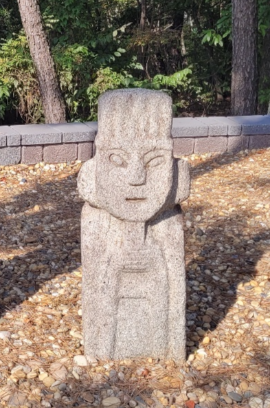 모두의 정원의 월담길에 자리한 문인석. 머리에 쓴 금관조복형 관모가 인상적이다. <임훈기자 hoony@yeongnam.com>