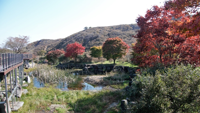황매산 무학샘에서 발원한 가회천이 휴게소를 둥글게 지나며 흐른다. 가회천은 신등천이 되었다가, 양천이 되었다가, 남강이 되었다가, 낙동강이 된다.