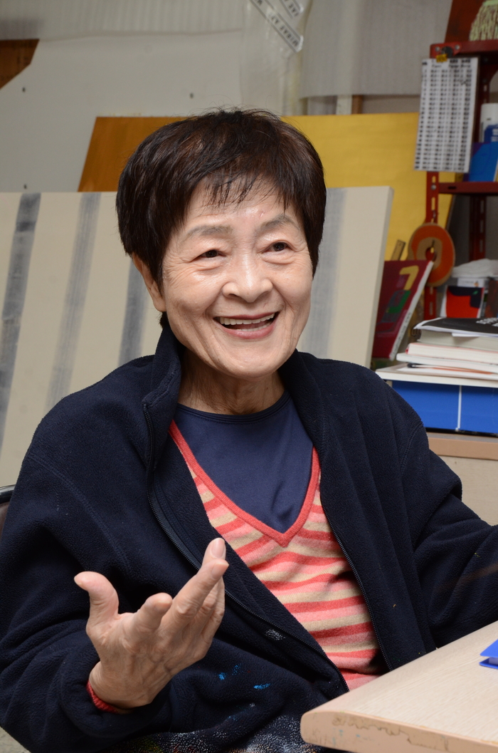 제26회 이인성미술상을 수상한 이명미 작가가 대구 수성구의 작업실에서 자신의 예술세계에 대해 이야기하고 있다.<임훈기자 hoony@yeongnam.com>