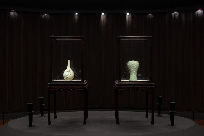 대구간송미술관 상설전시장에 청자상감운학문매병(오른쪽)과 백자청화철채동채초충난국문병이 전시 중이다.<대구간송미술관 제공>