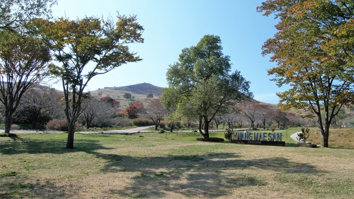 황매평전 초입의 잔디광장. 황매산 군립공원 입체 사인 뒤로 단풍과 어우러진 억새 군락지가 아름답게 펼쳐진다.