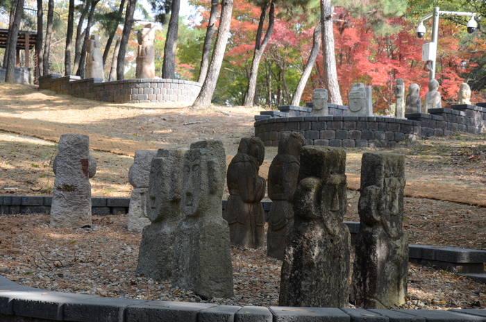 국립대구박물관 야외전시장 모두의 정원 의 별담길 구간에 다양한 형태의 석조물들이 자리해 있다. <임훈기자 hoony@yeongnam.com>