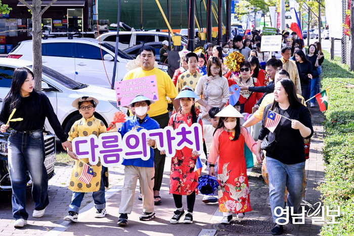 대구경북 다문화 출생아가 늘고 있다. 사진은 달서문화재단이 개최한 희망달서 대축제 달서다문화희망페스타에서 참가자들이 각국의 전통의상을 입고 퍼레이드를 하는 모습. <영남일보DB>