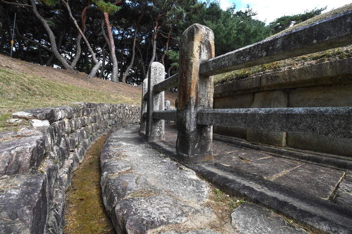 원성왕릉의 배수로 물줄기를 돌리기 위해 왕릉에 배수로를 따로 둔 특이한 구조다. 범람하는 형산강 탓에 죽어서도 물 가까이 묻힌 원성왕의 일화를 들려준다.