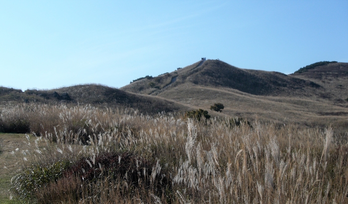 황매평전에서 가장 유명한 산불감시초소 전망대. 해발 1천m에 위치해 있으며 아래로 하늘계단이 이어진다.