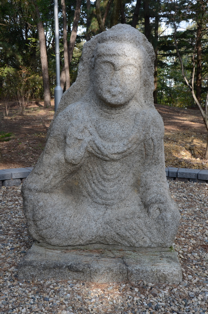 국립대구박물관 야외전시장 모두의 정원 의 별담길 구간 중 가장 높은 곳에 고려시대의 것으로 추정되는 석조여래좌상이 자리해 있다. <임훈기자 hoony@yeongnam.com>