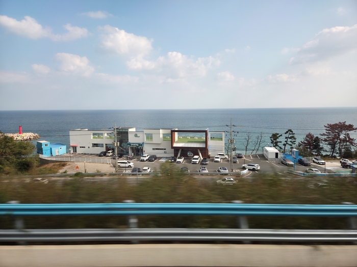 포항~영덕 고속도로에서 바라본 동해. <전준혁기자>