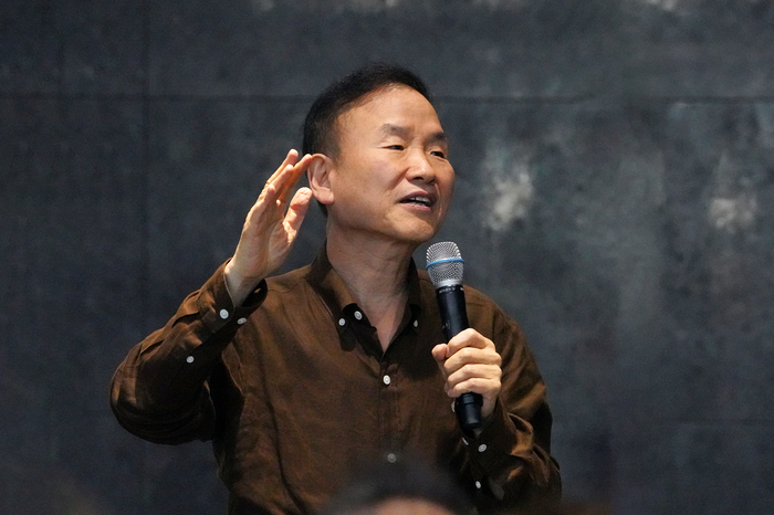 지난 4일 수성아트피아 대극장 로비에서 뇌과학자 박문호 박사가 뇌과학의 이해를 주제로 강연을 하고 있다. <수성아트피아 제공>