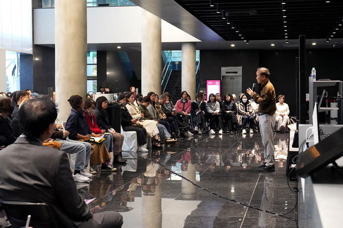 지난 4일 수성아트피아 대극장 로비에서 뇌과학자 박문호 박사가 뇌과학의 이해를 주제로 강연을 하고 있다. <수성아트피아 제공>