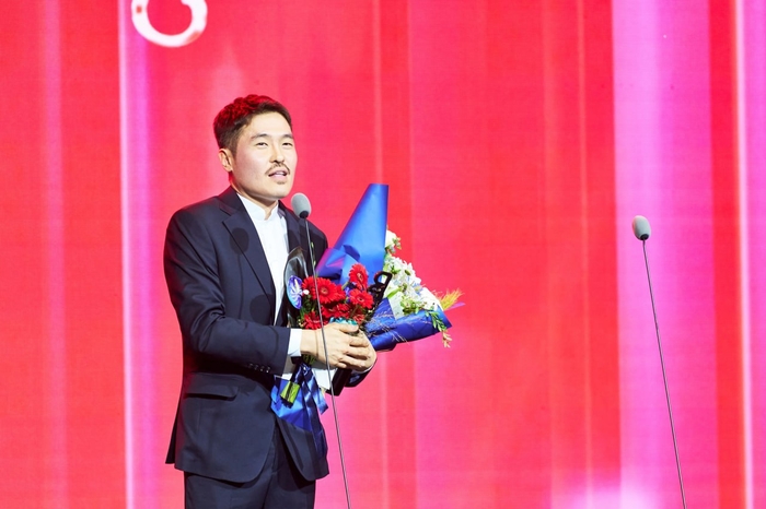 지난 9월18일 열린 제34회 부일영화상 시상식에서 장병기 감독이 수상 소감을 전하고 있다. <부일영화상 홈페이지>