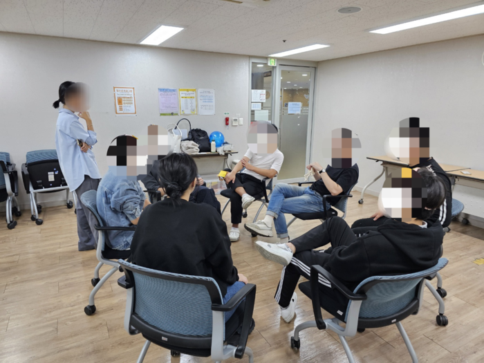 수요일 저녁 대구도박문제예방치유센터를 찾은 청소년들이 도박중독 관련 자조모임을 갖고 있는 모습. 대구도박문제예방치유센터 제공
