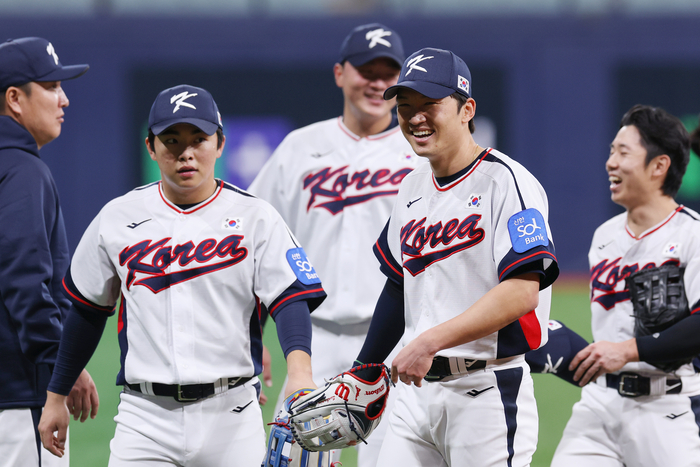 K-베이스볼 시리즈 한국과 체코의 국가대표 평가전을 하루 앞둔 지난 7일 서울 고척스카이돔에서 한국 대표팀 주장 박해민, 문현빈 등 선수들이 외야 수비 훈련을 마치고 이동하고 있다. 연합뉴스